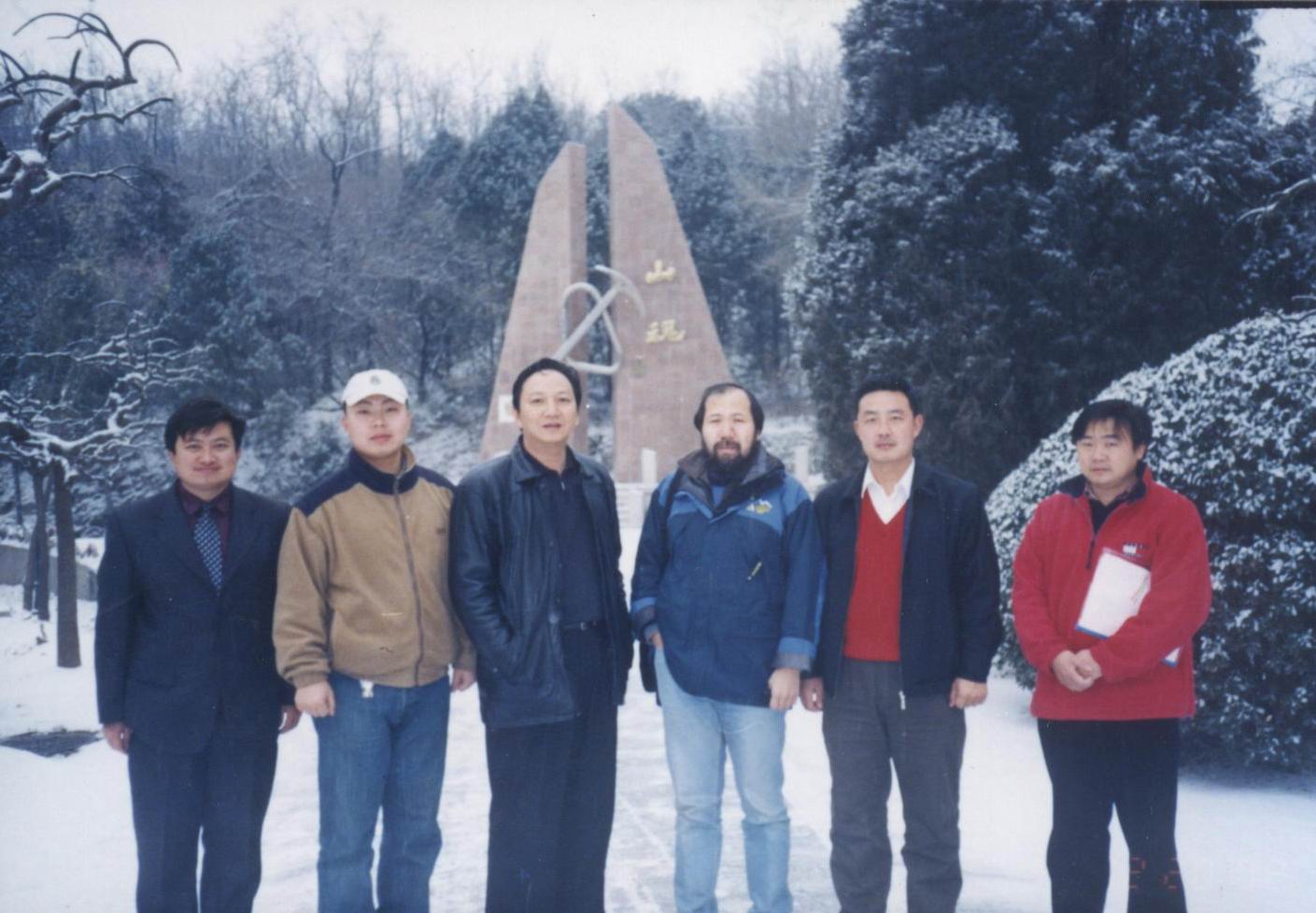 俱乐部创始人与国家登山队队长王勇峰在一起.jpg